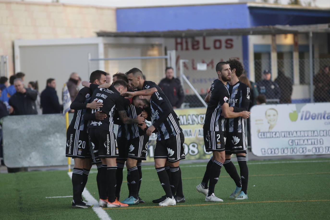 Vence con más práctica que fútbol en un campo de hierba artificial estrechísimo al conjunto manchego para distanciarse a a 4 y 6 puntos de San Fernando y Badajoz