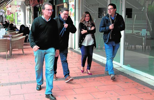 Miguel Garaulet, Miguel Sánchez, María Dolores Jiménez y Antonio Ortiz se dirigen a la sede regional de Ciudadanos. 