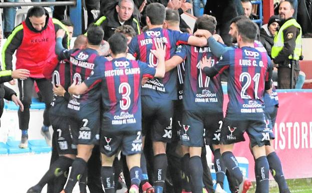 Los jugadores del Yeclano celebran el primer tanto.