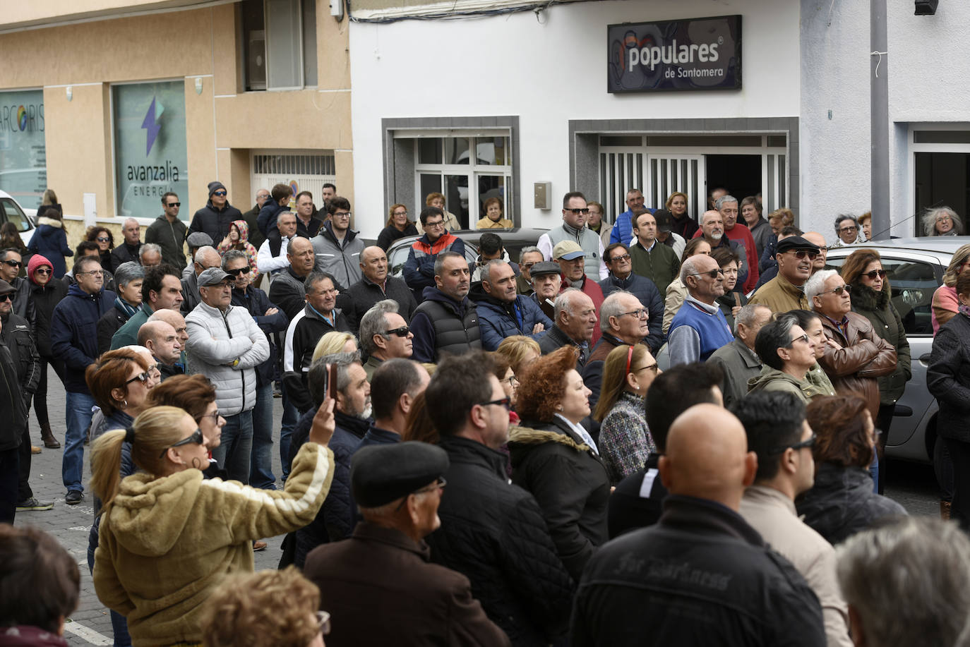 La plataforma ciudadana que reclama una bajada del gravamen de la contribución recoge otras 300 firmas de apoyo . 