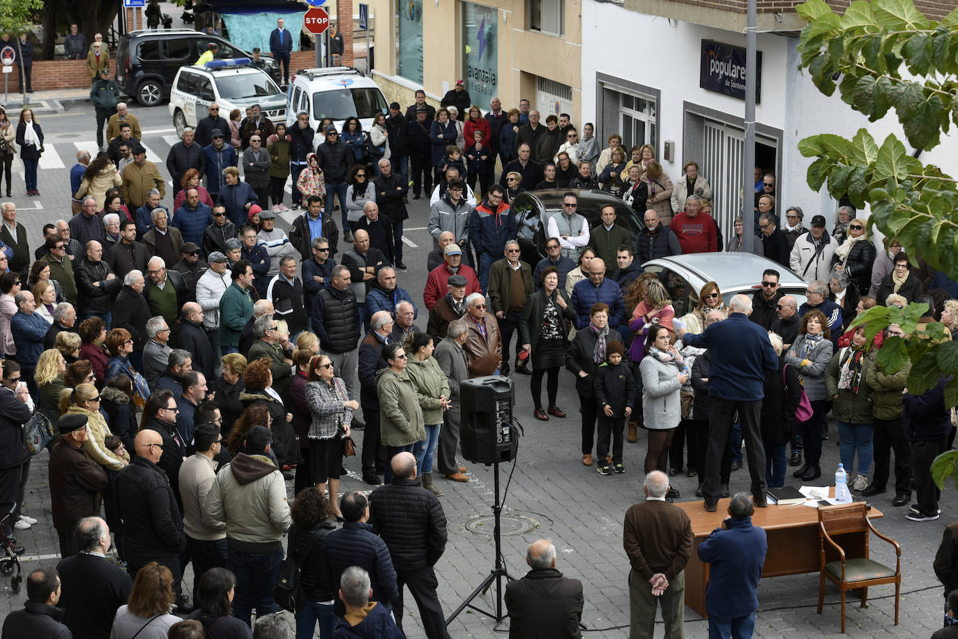 La plataforma ciudadana que reclama una bajada del gravamen de la contribución recoge otras 300 firmas de apoyo . 