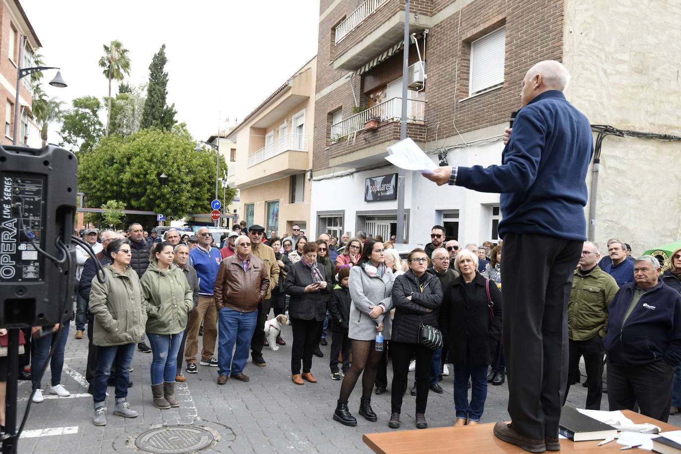La plataforma ciudadana que reclama una bajada del gravamen de la contribución recoge otras 300 firmas de apoyo . 