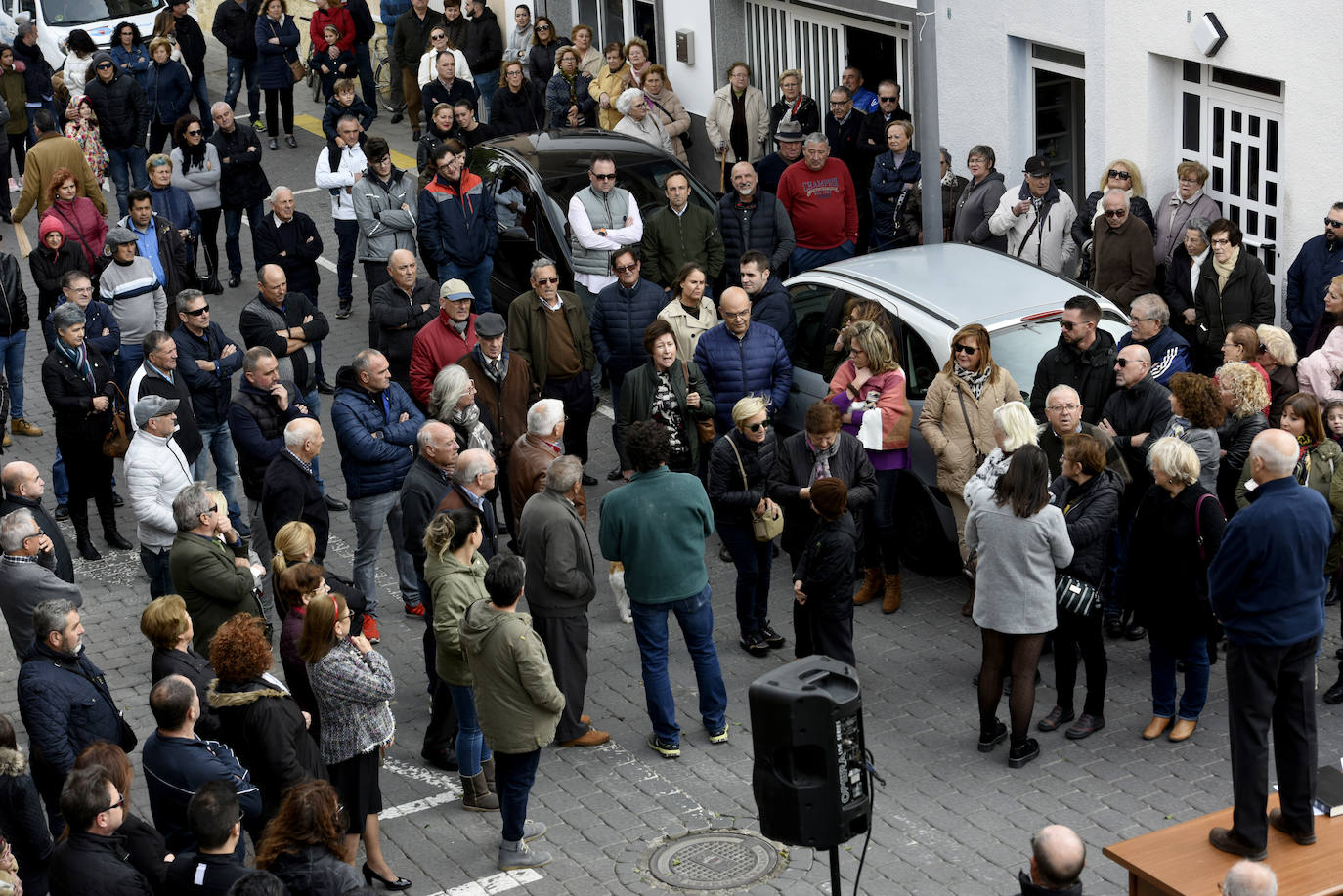 La plataforma ciudadana que reclama una bajada del gravamen de la contribución recoge otras 300 firmas de apoyo . 
