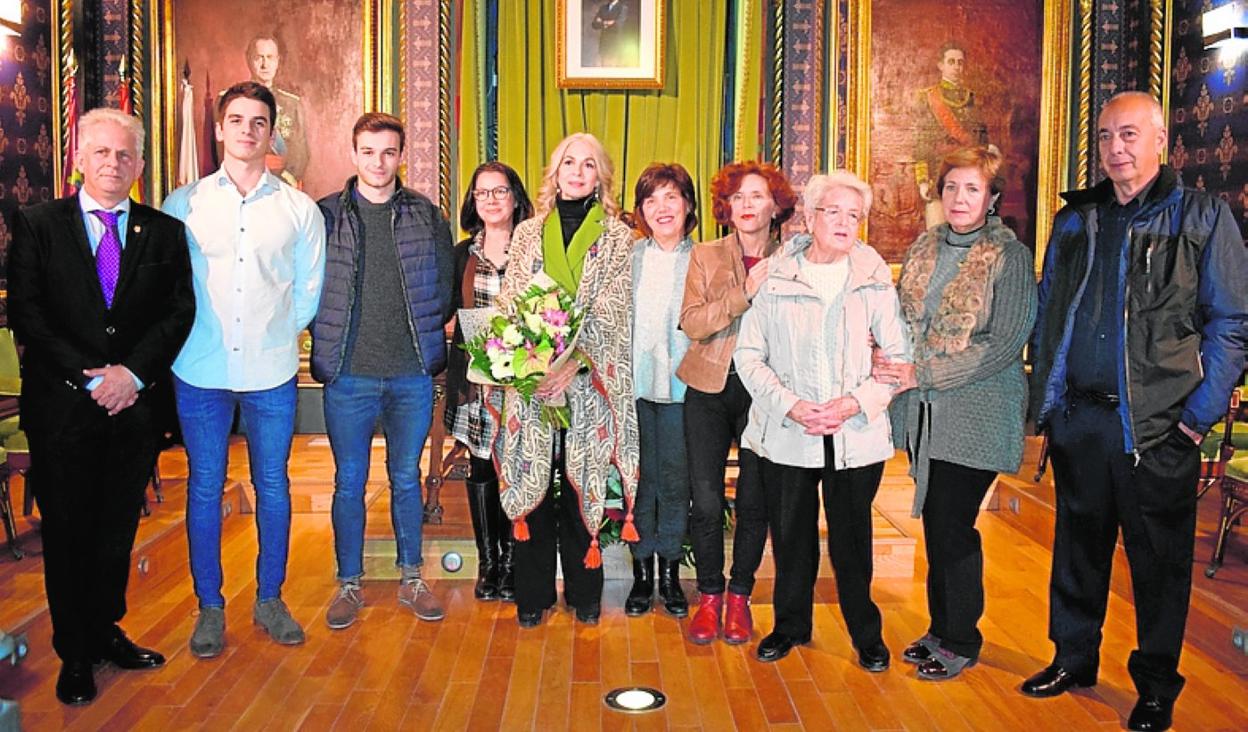 Isabel Guillermo, en el centro, con su familia antes del pregón. ayto.