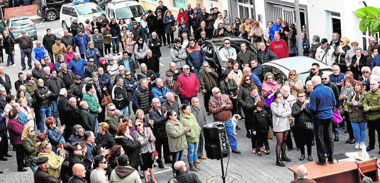 Vecinos congregados, ayer, durante el acto de movilización en Santomera. 