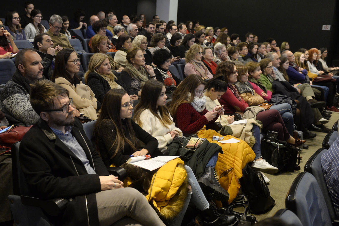 «Cervantes es el escritor cumbre de nuestras letras», asegura Juan Eslava Galán, quien, junto a la también escritora Carmen Posadas y al profesor y crítico literario de LA VERDAD, José Belmonte, participó en la mesa redonda 'Queremos tanto a Cervantes'.