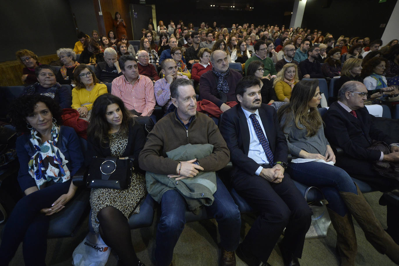 «Cervantes es el escritor cumbre de nuestras letras», asegura Juan Eslava Galán, quien, junto a la también escritora Carmen Posadas y al profesor y crítico literario de LA VERDAD, José Belmonte, participó en la mesa redonda 'Queremos tanto a Cervantes'.