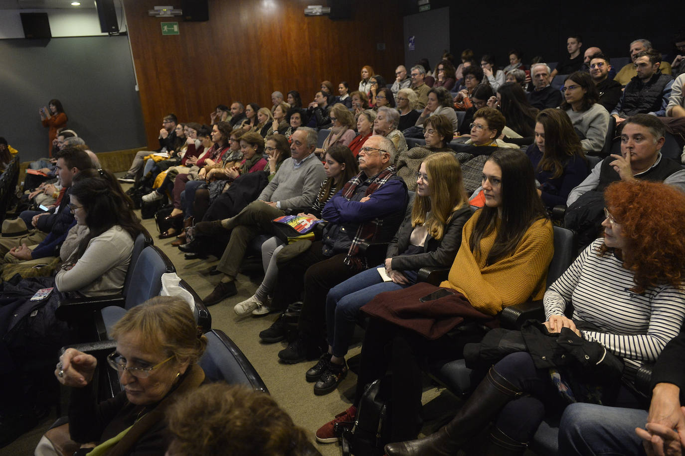 «Cervantes es el escritor cumbre de nuestras letras», asegura Juan Eslava Galán, quien, junto a la también escritora Carmen Posadas y al profesor y crítico literario de LA VERDAD, José Belmonte, participó en la mesa redonda 'Queremos tanto a Cervantes'.