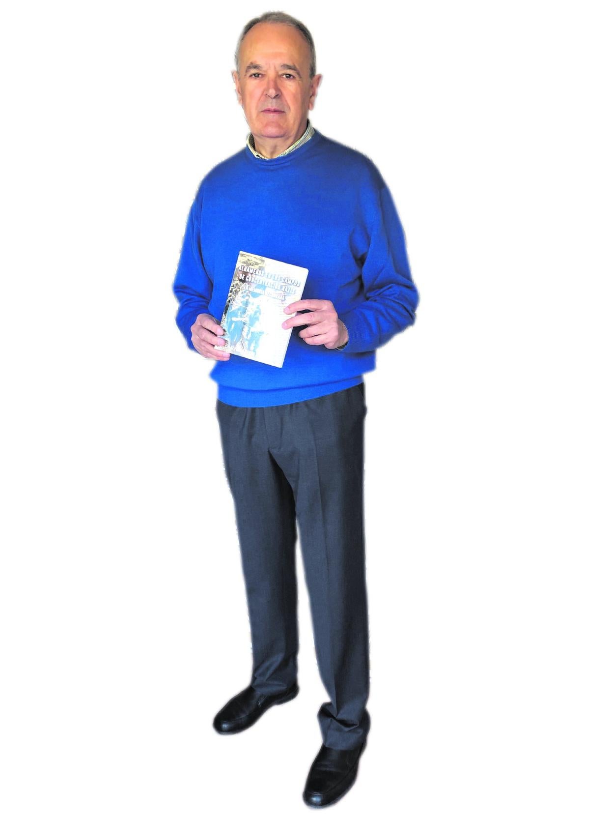 Alfonso Cerón Aledo posa con su obra. 