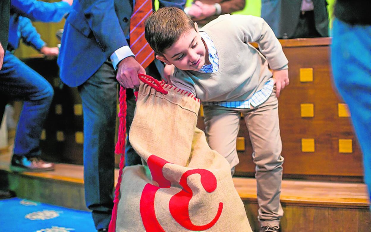 El niño Javier Tortosa García extrae la papeleta ganadora. 