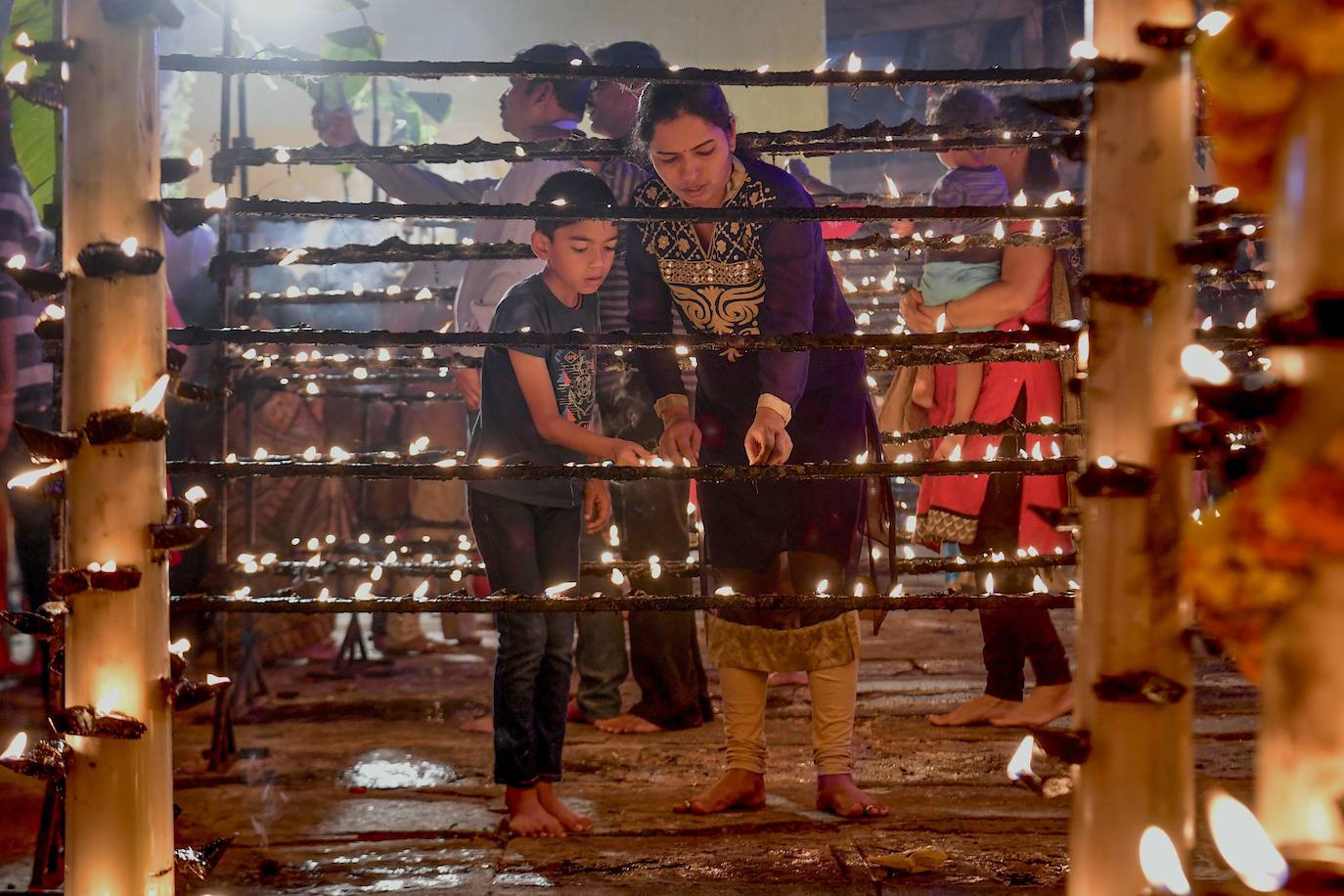 Cientos de devotos hindúes iluminan con miles de lámparas de aceite, como cada año y según manda su tradición de 'Laksha Deepotsava', el templo 'Yediyurappa Shiva', situado en Bangalore, la capital del estado indio de Karnataka.