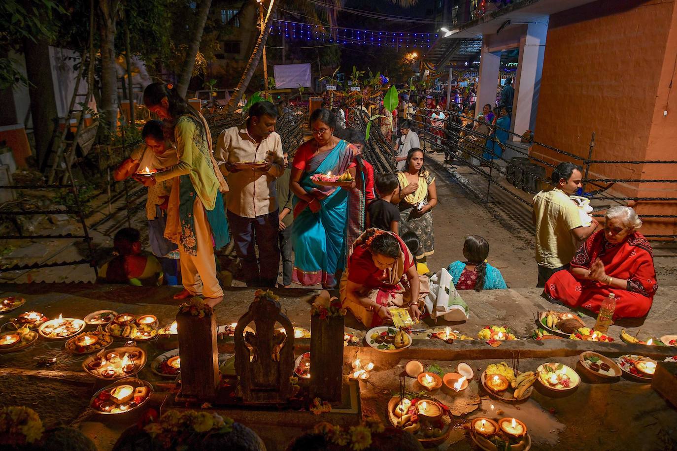Cientos de devotos hindúes iluminan con miles de lámparas de aceite, como cada año y según manda su tradición de 'Laksha Deepotsava', el templo 'Yediyurappa Shiva', situado en Bangalore, la capital del estado indio de Karnataka.