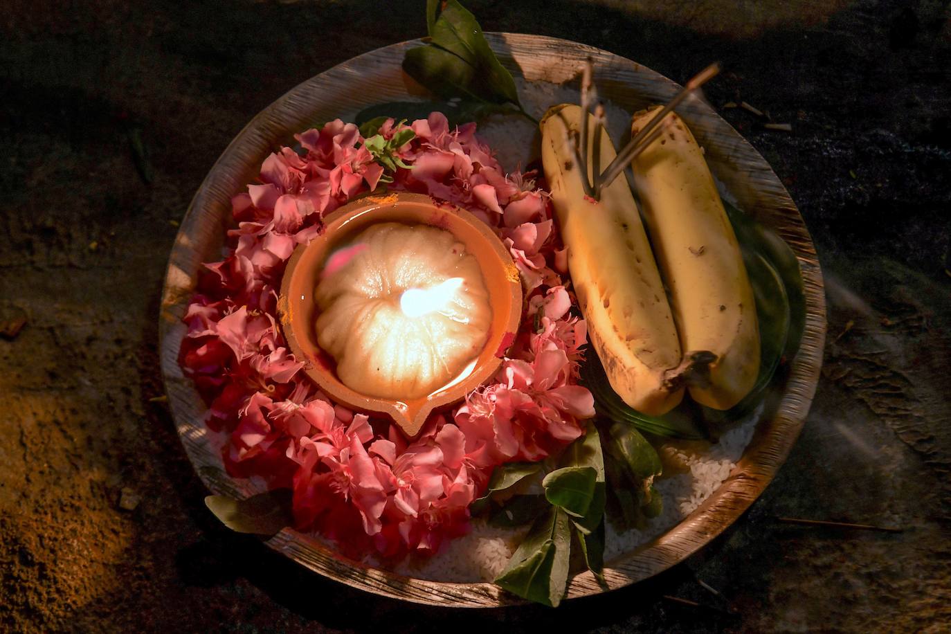 Cientos de devotos hindúes iluminan con miles de lámparas de aceite, como cada año y según manda su tradición de 'Laksha Deepotsava', el templo 'Yediyurappa Shiva', situado en Bangalore, la capital del estado indio de Karnataka.