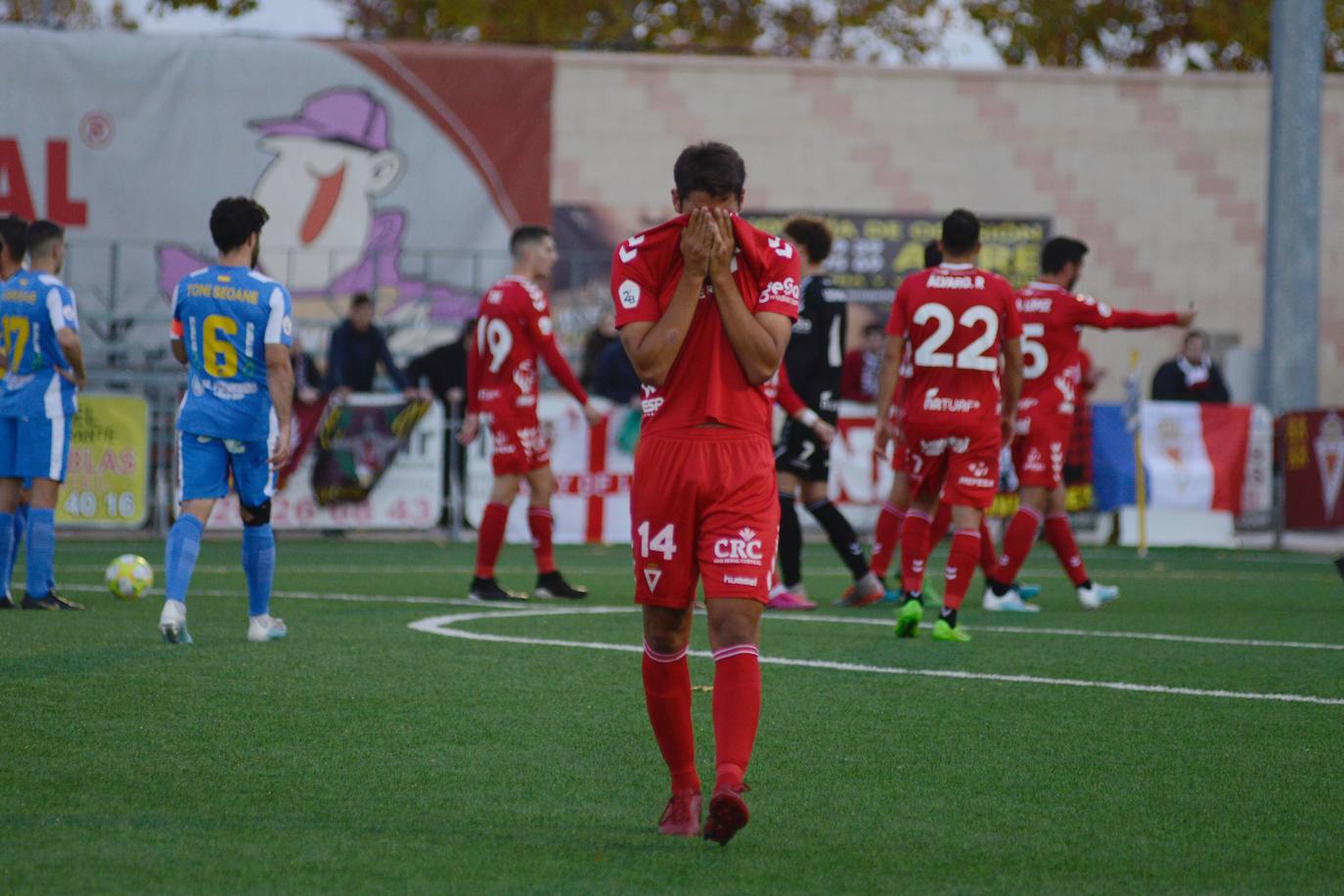 Julio Algar fue expulsado tras una jugada dudosa, pero los granas dieron demasiadas facilidades en defensa a su rival, que ganó su primer partido en casa esta temporada