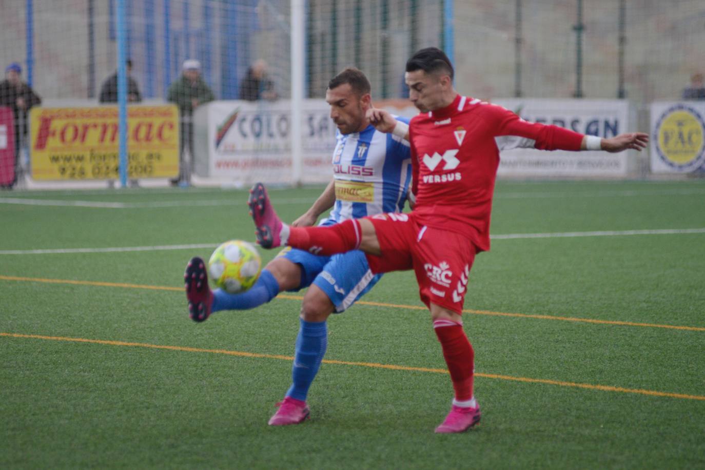 Julio Algar fue expulsado tras una jugada dudosa, pero los granas dieron demasiadas facilidades en defensa a su rival, que ganó su primer partido en casa esta temporada