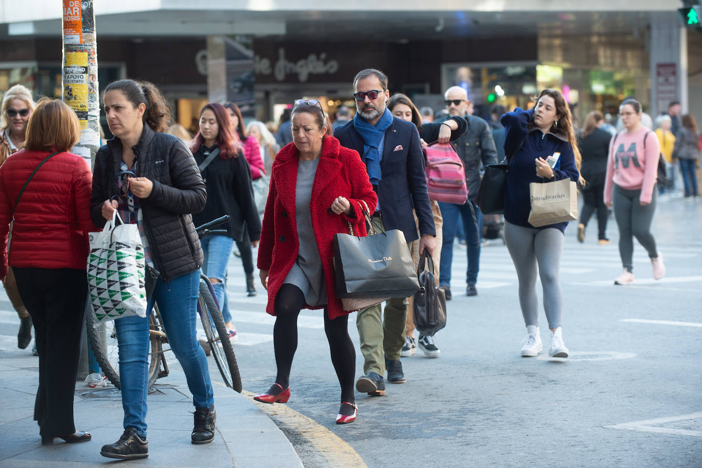 Ofertas de hasta el 60% llevan el bullicio a los comercios y marcan el arranque de una campaña de Navidad que es «vital».