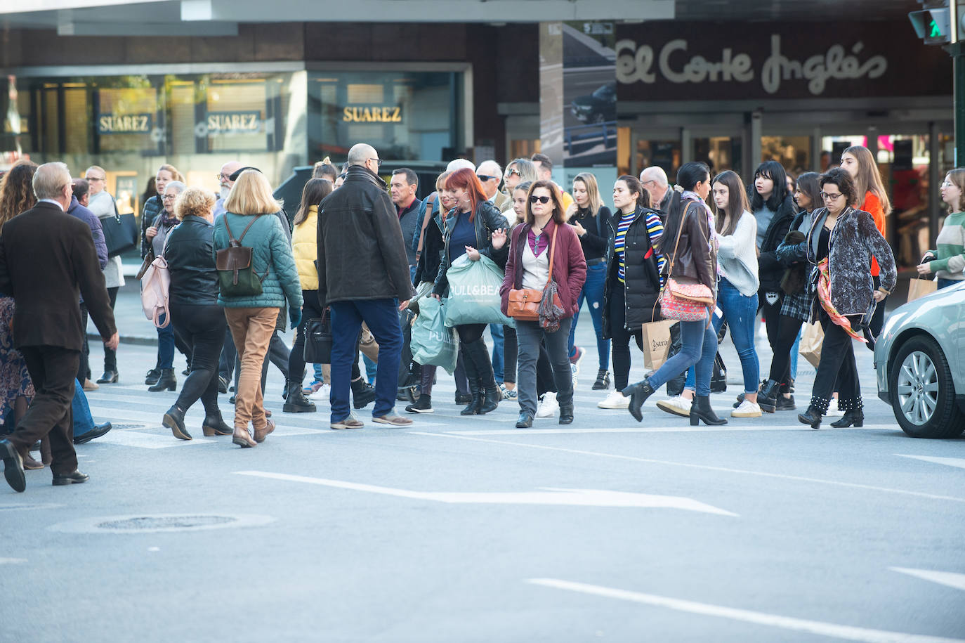 Ofertas de hasta el 60% llevan el bullicio a los comercios y marcan el arranque de una campaña de Navidad que es «vital».