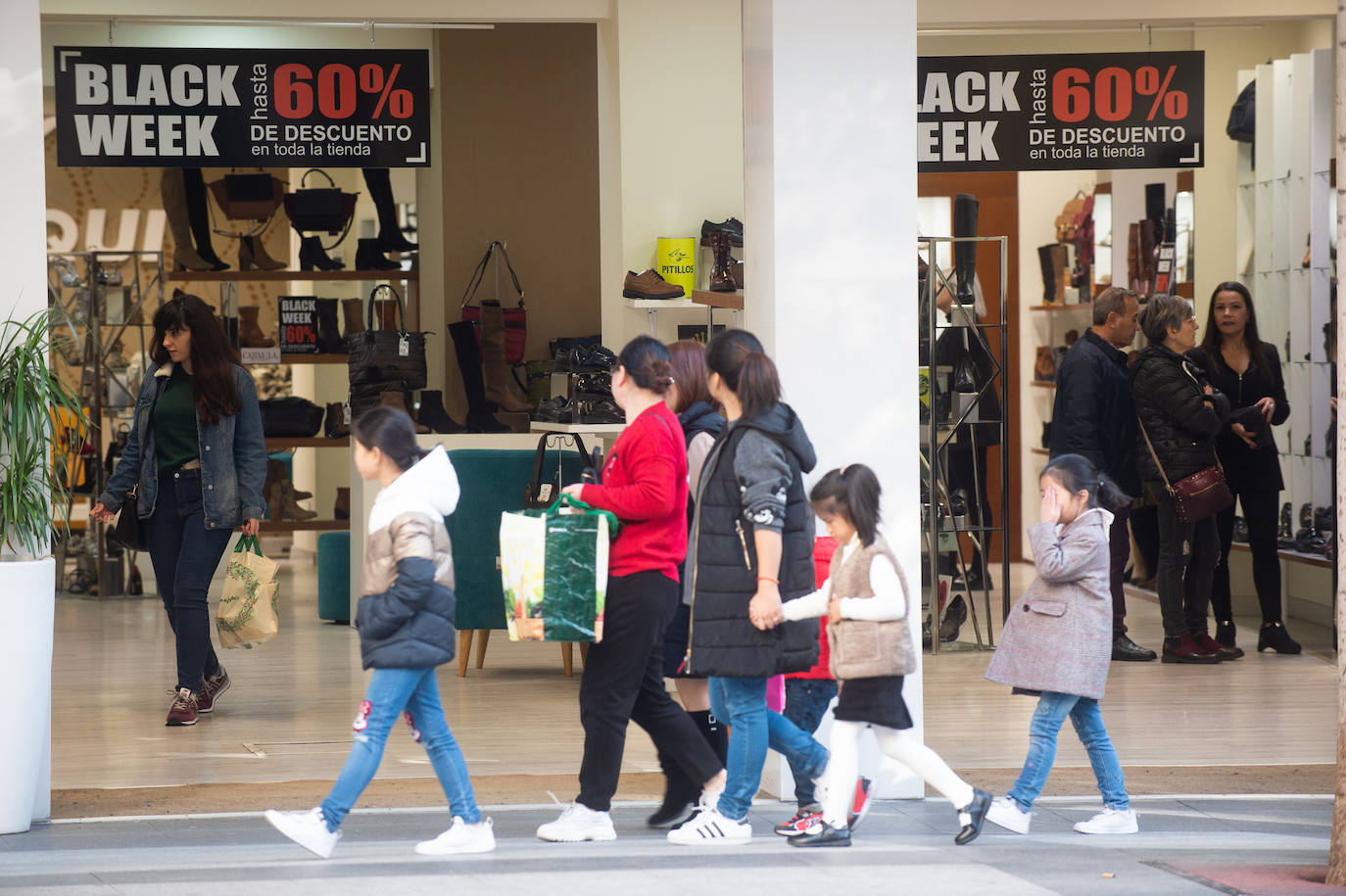 Ofertas de hasta el 60% llevan el bullicio a los comercios y marcan el arranque de una campaña de Navidad que es «vital».