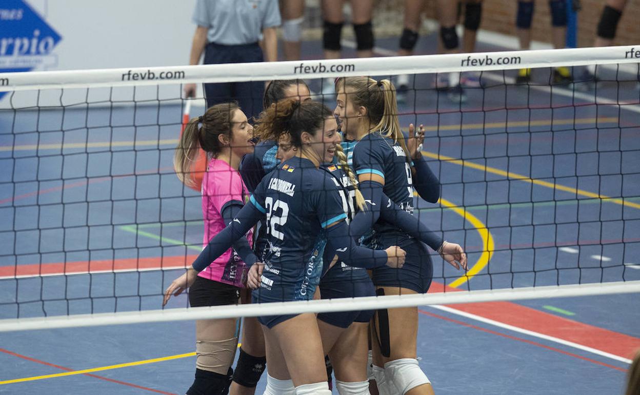 Las jugadoras del Algar celebrando un punto contra el San Cugat.