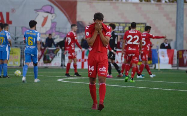 Julio Algar, jugador del Murcia, se marcha llorando tras ser expulsado