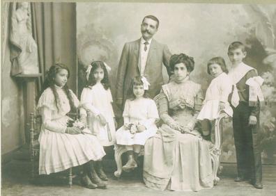 Imagen secundaria 1 - Junto a su mujer, Dolores Moreno Grau, y sus cuatro hijos, José Antonio, Carmen, Isabel e Ignacio. |José Antonio Rodríguez.