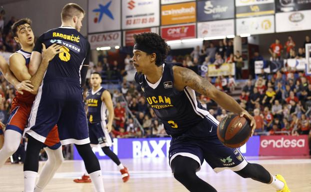 Jarrell Eddie, jugador del UCAM CB, con el control del balón durante el partido disputado este sábado frente al Baxi Manresa.