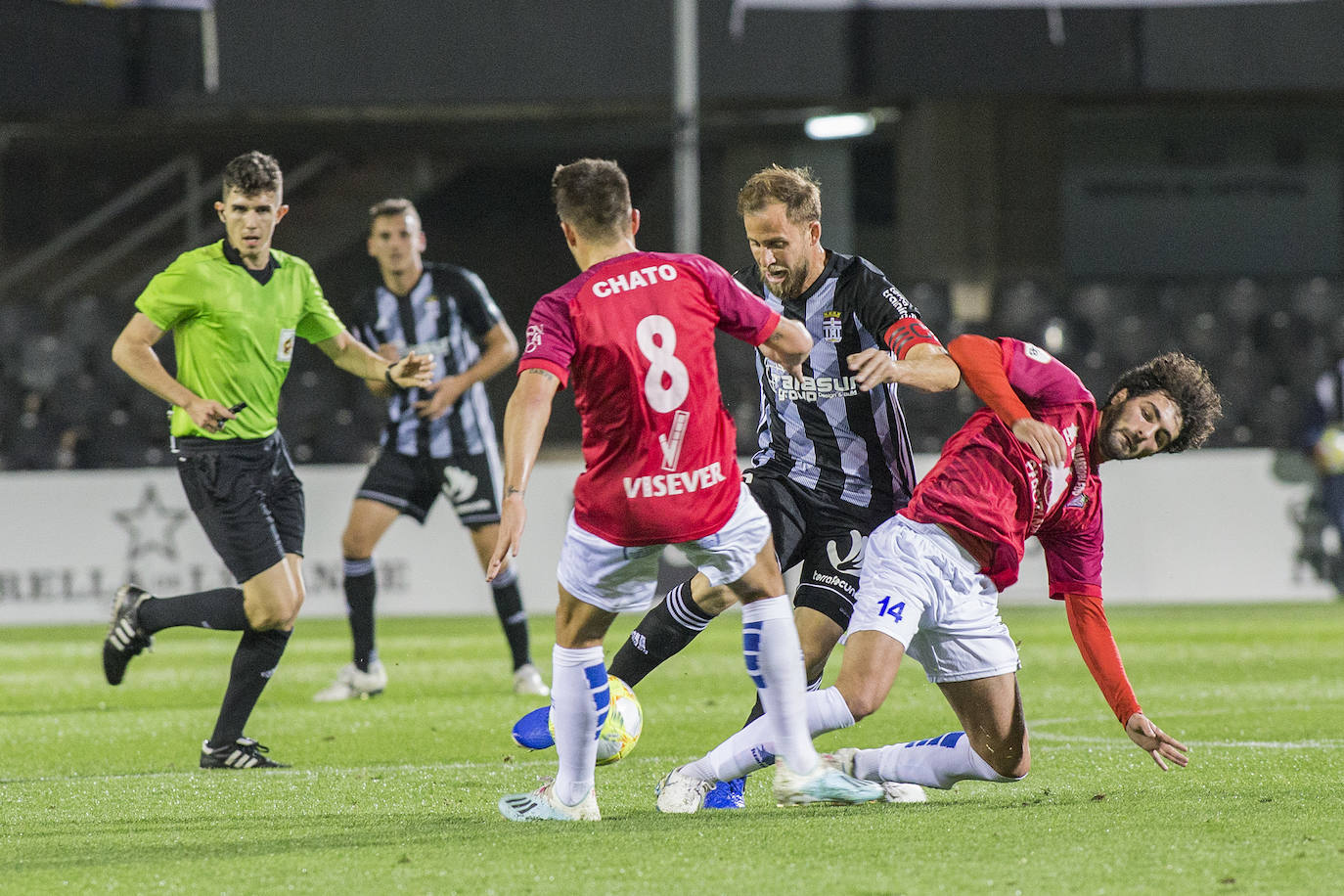 Gana con lo justo al colista Villarrobledo (2-1), al que hace gigante en una tarde apática, con dos chispazos de Santi Jara en la jornada previa al derbi