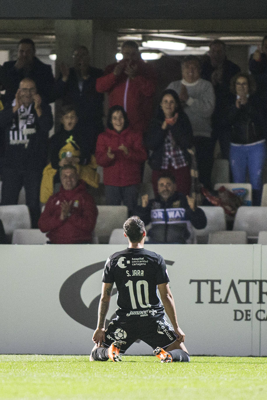 Gana con lo justo al colista Villarrobledo (2-1), al que hace gigante en una tarde apática, con dos chispazos de Santi Jara en la jornada previa al derbi