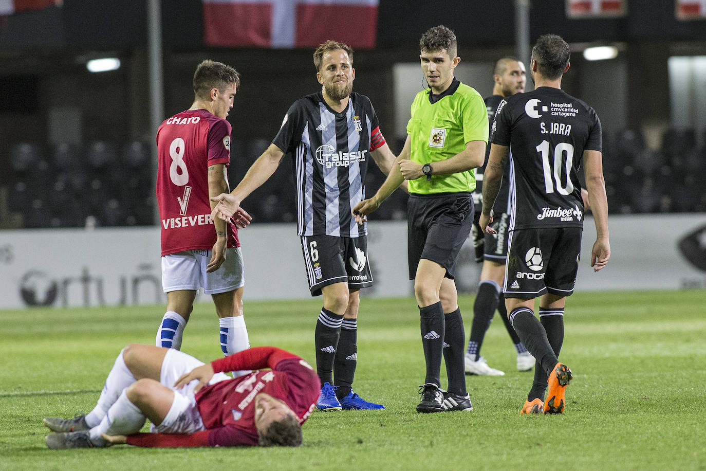 Gana con lo justo al colista Villarrobledo (2-1), al que hace gigante en una tarde apática, con dos chispazos de Santi Jara en la jornada previa al derbi