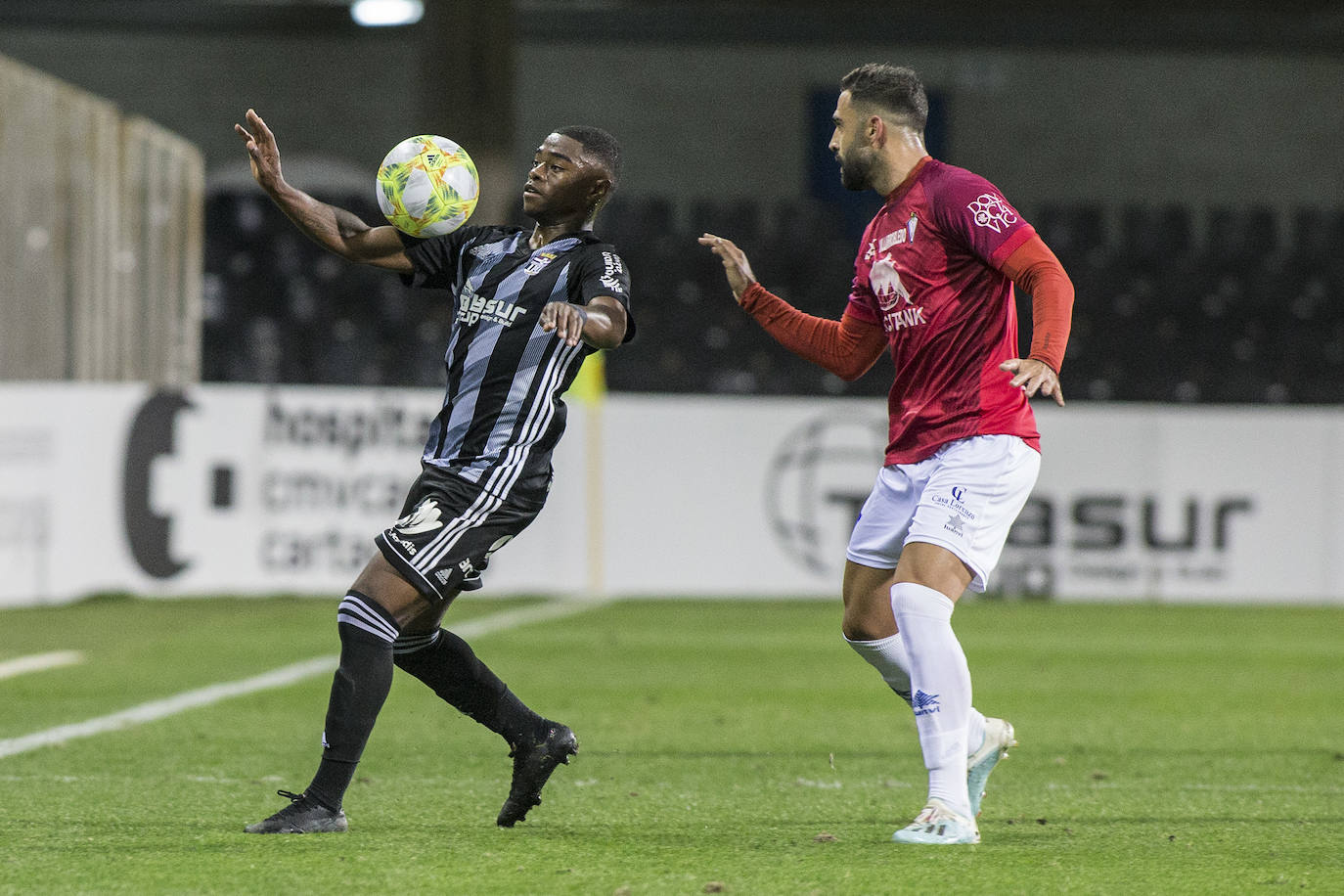 Gana con lo justo al colista Villarrobledo (2-1), al que hace gigante en una tarde apática, con dos chispazos de Santi Jara en la jornada previa al derbi