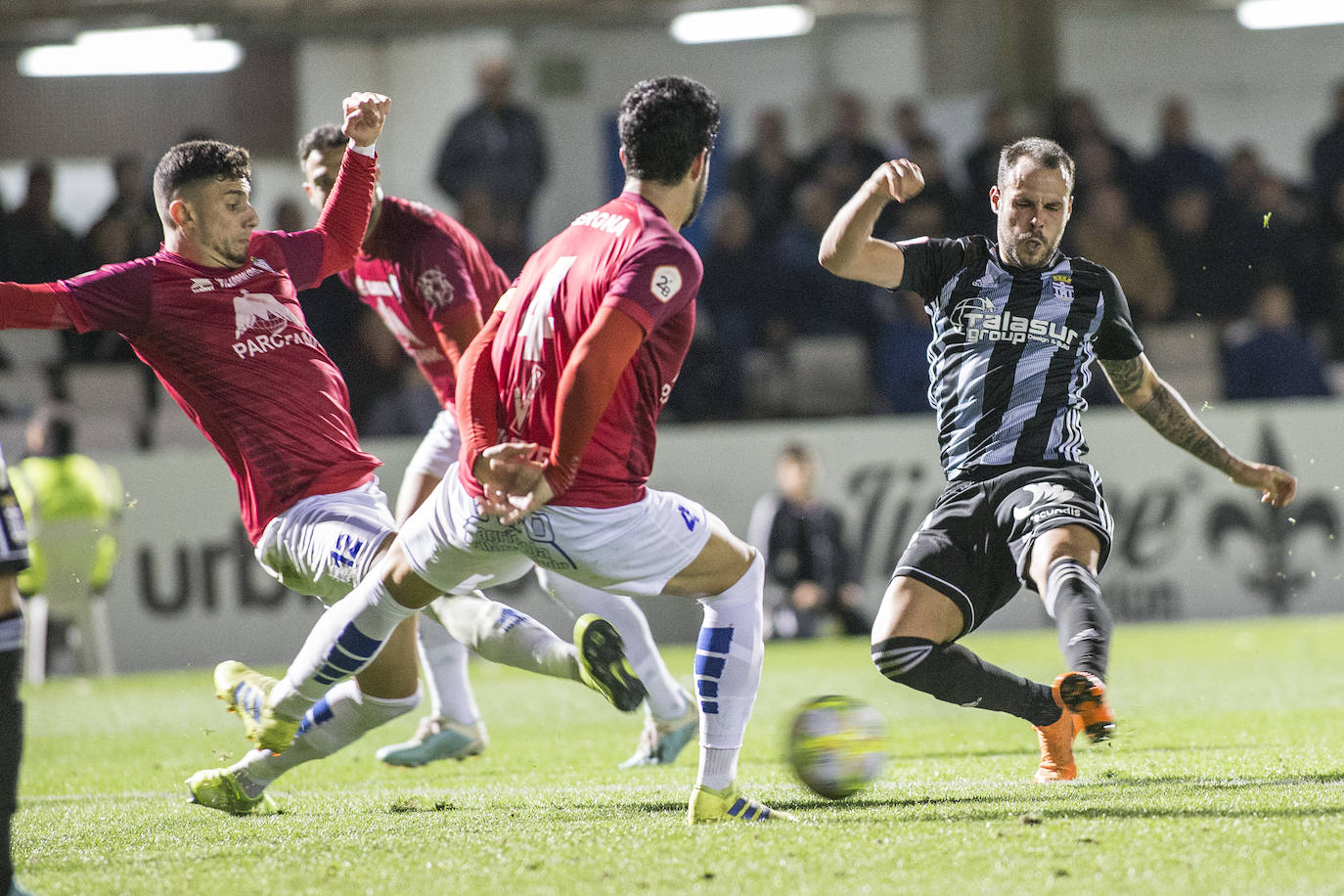 Gana con lo justo al colista Villarrobledo (2-1), al que hace gigante en una tarde apática, con dos chispazos de Santi Jara en la jornada previa al derbi