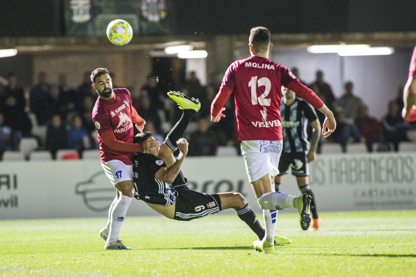 Gana con lo justo al colista Villarrobledo (2-1), al que hace gigante en una tarde apática, con dos chispazos de Santi Jara en la jornada previa al derbi