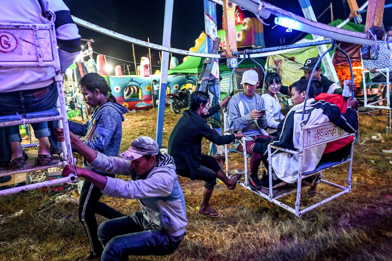 En Birmania las grandes norias de las ferias giran gracias a la mera fuerza del hombre. Grupos de acróbatas bien entrenados y coordinados se encargan de trepar por el entramado de metales para hacer girar la estructura y que así los visitantes puedan disfrutar de una bonita vista de la ciudad