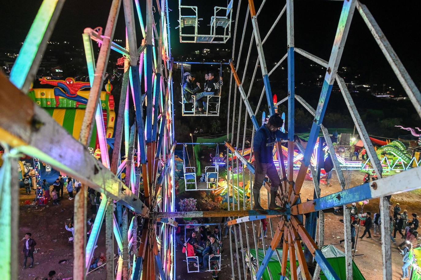 En Birmania las grandes norias de las ferias giran gracias a la mera fuerza del hombre. Grupos de acróbatas bien entrenados y coordinados se encargan de trepar por el entramado de metales para hacer girar la estructura y que así los visitantes puedan disfrutar de una bonita vista de la ciudad