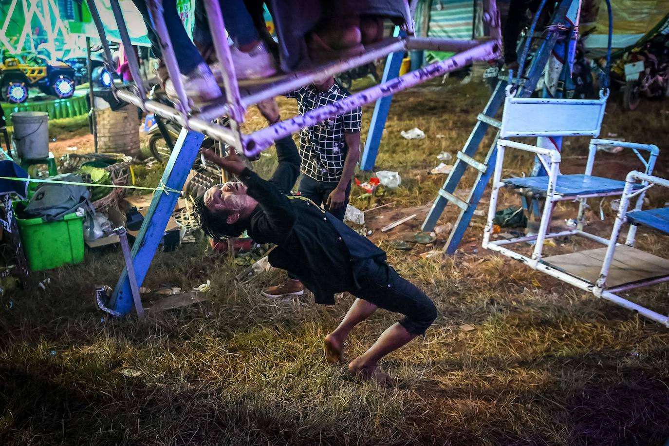 En Birmania las grandes norias de las ferias giran gracias a la mera fuerza del hombre. Grupos de acróbatas bien entrenados y coordinados se encargan de trepar por el entramado de metales para hacer girar la estructura y que así los visitantes puedan disfrutar de una bonita vista de la ciudad