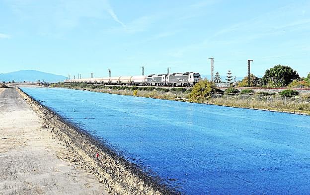 La autovía del Reguerón, cerca de Alquerías, paralela al trazado del ferrocarril. 