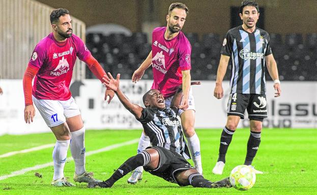 El brasileño William de Camargo cae tras sufrir una dura entrada, en el primer tiempo. 