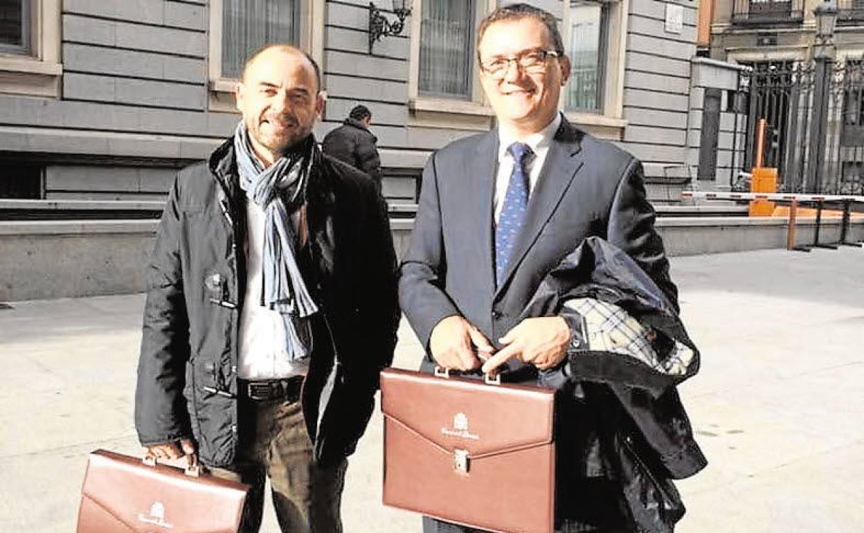 El diputado José Luis Martínez (izquierda) con Miguel Garaulet en el Congreso en una foto de archivo.