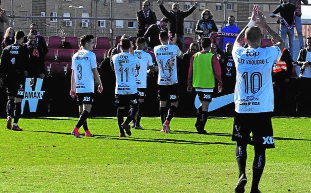 Los jugadores del Yeclano aplauden a los aficionados que viajaron a Granada para animarlos, este domingo.