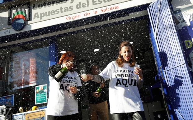 Dueñas de la administración de lotería de Las Torres de Cotillas, celebrando el primer premio. 