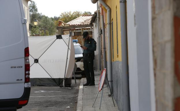 Un guardia civil custodia la entrada de la casa de Manuel registrada como posible escenario de un crimen. 