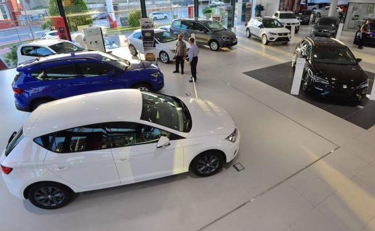 Panorámica del expositor de coches de un concesionario, en una imagen de archivo.