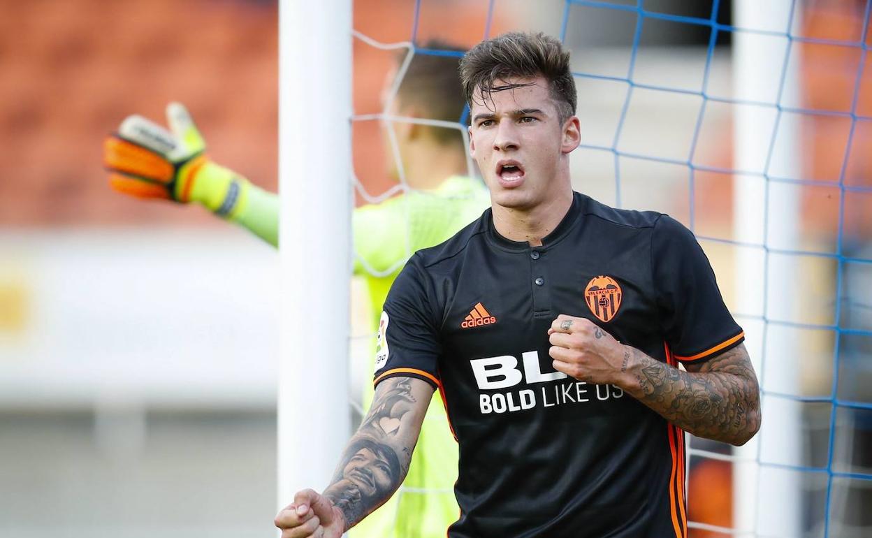 Santi Mina, durante su etapa en el Valencia. 