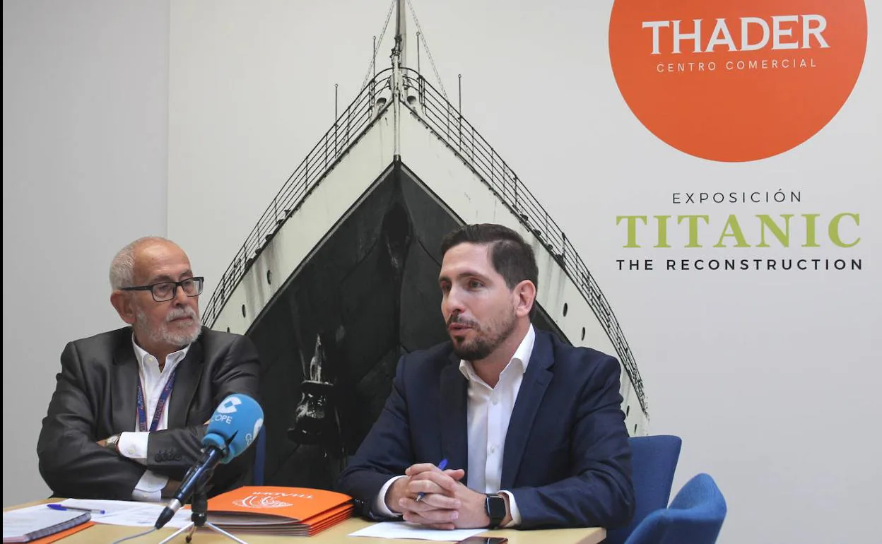 A la izquierda (americana gris) D. Jesús Ferreiro Presidente de la Fundación Titanic y a la derecha (traje azul) Carlos Pena gerente del C.C. Thader, durante la rueda de prensa realizada este lunes correspondiente a la Firma de la Exposición Titanic The Reconstruction.