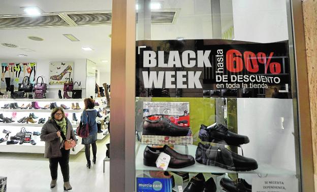 Dos clientas en una zapatería durante el 'Black Friday'. 