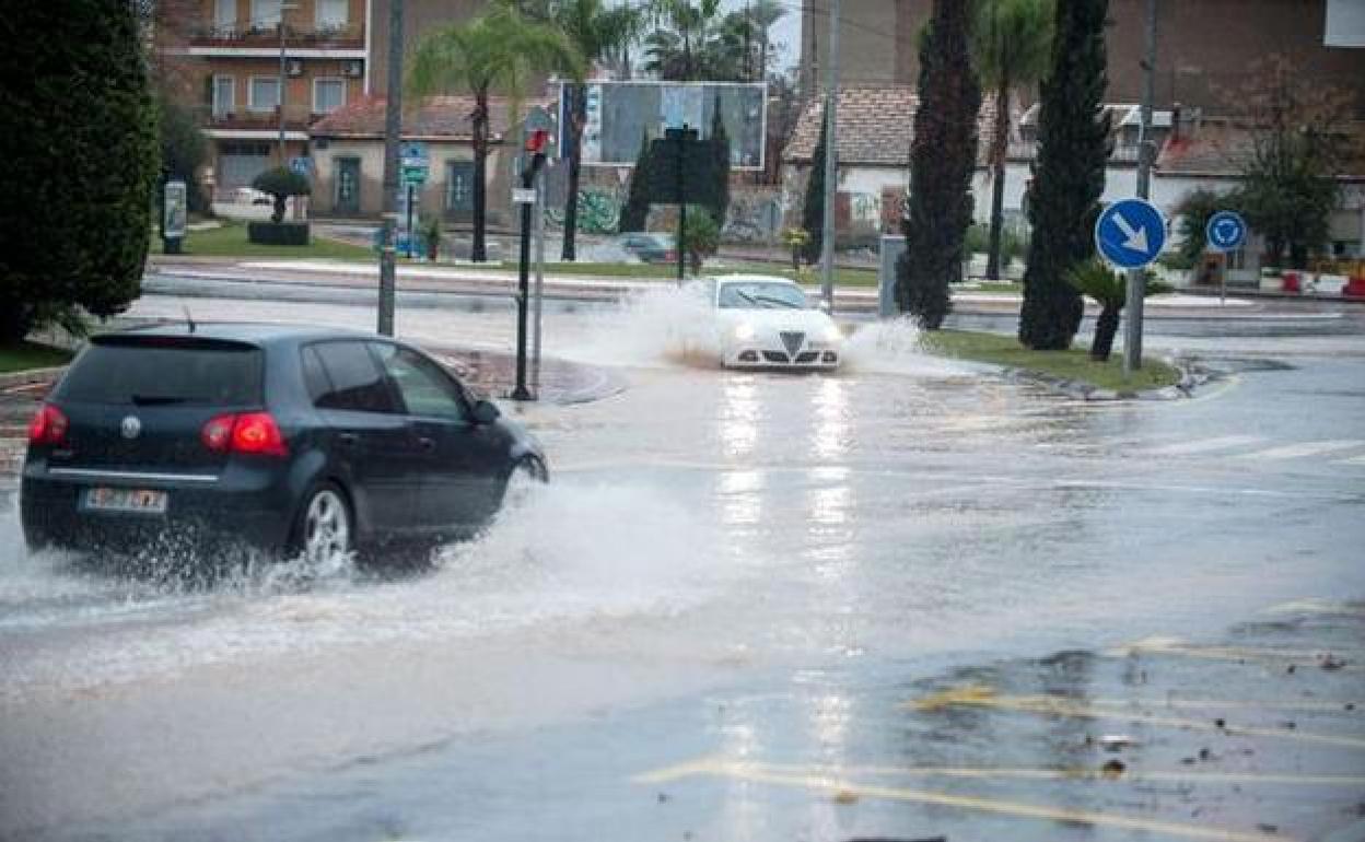 Dos coches circulan entre charcos en Murcia en una imagen de archivo 