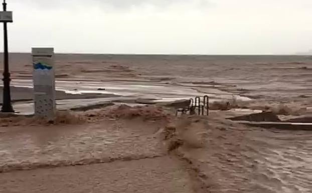 Arrastres de agua desembocando en el Mar Menor, este martes, en Los Alcázares. 