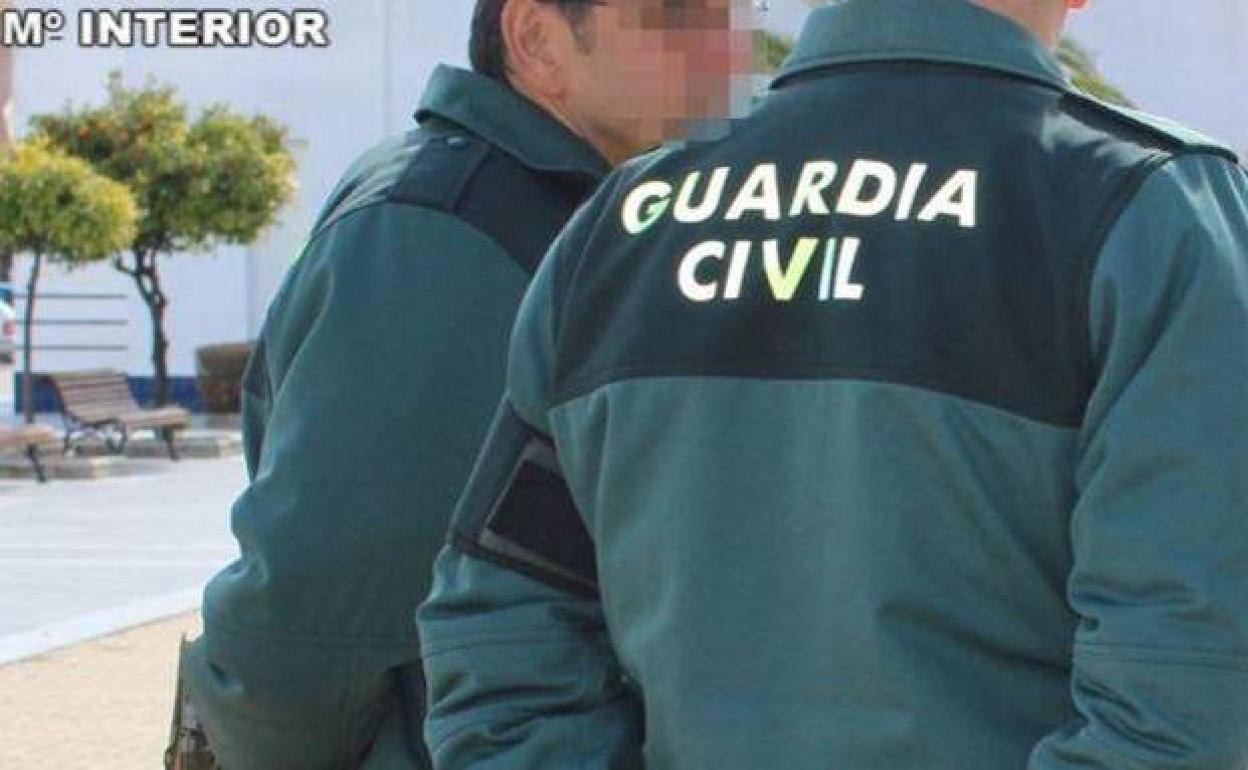 Dos agentes de la Guardia Civil, en una imagen de archivo.