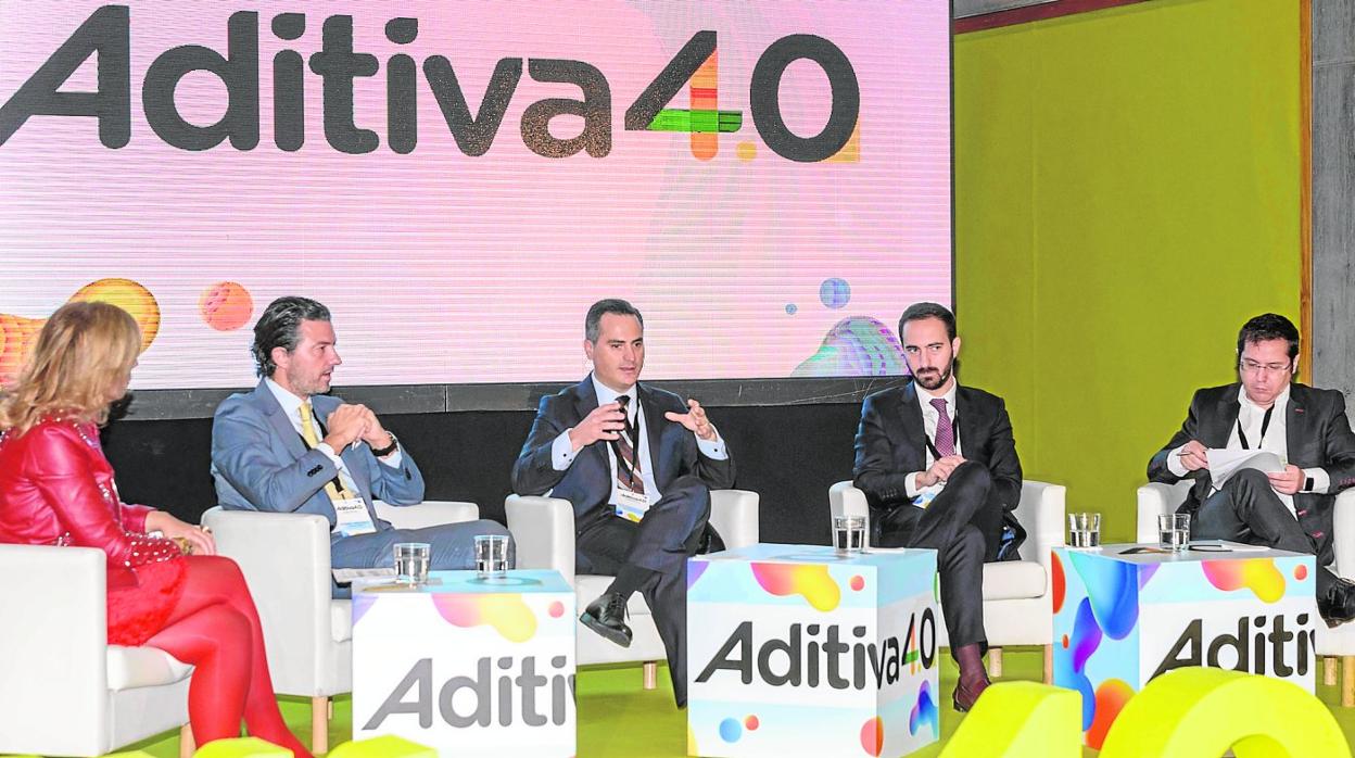 Los presentadores María Eizaguirre y Sergio Martín (1d), en la apertura junto a Alfonso Hernández (2i), Diego Rodríguez-Linares y Jordi Llinares. 