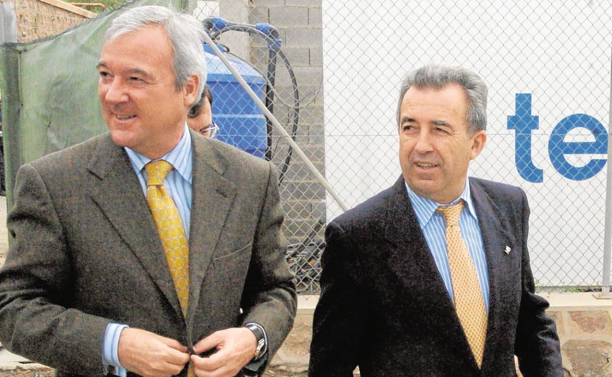 Valcárcel y Cerdá, en el año 2007, en una visita a la desaladora de Escombreras. 